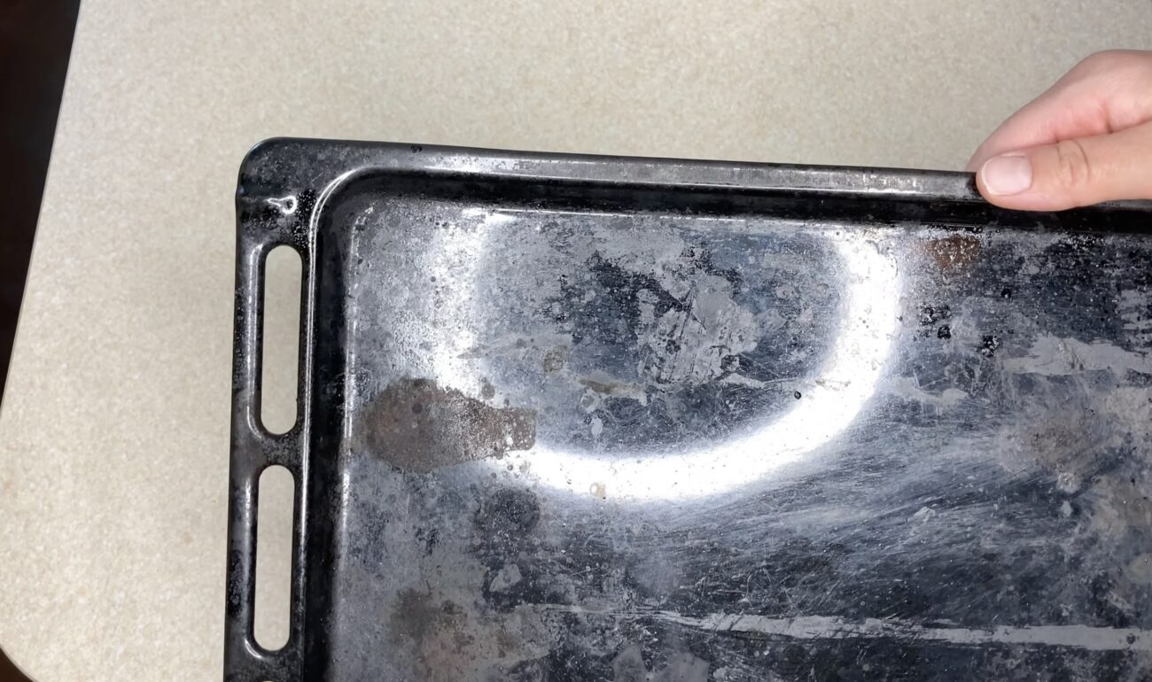 Господині розповіли, як прибрати старий нагар з дека