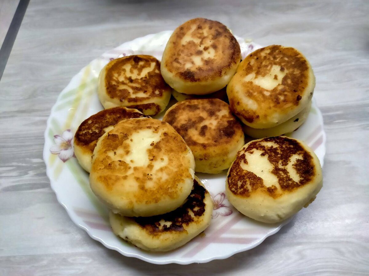 Кулінари розповіли, як приготувати смачні солоні сирники з доступних інгредієнтів на сніданок