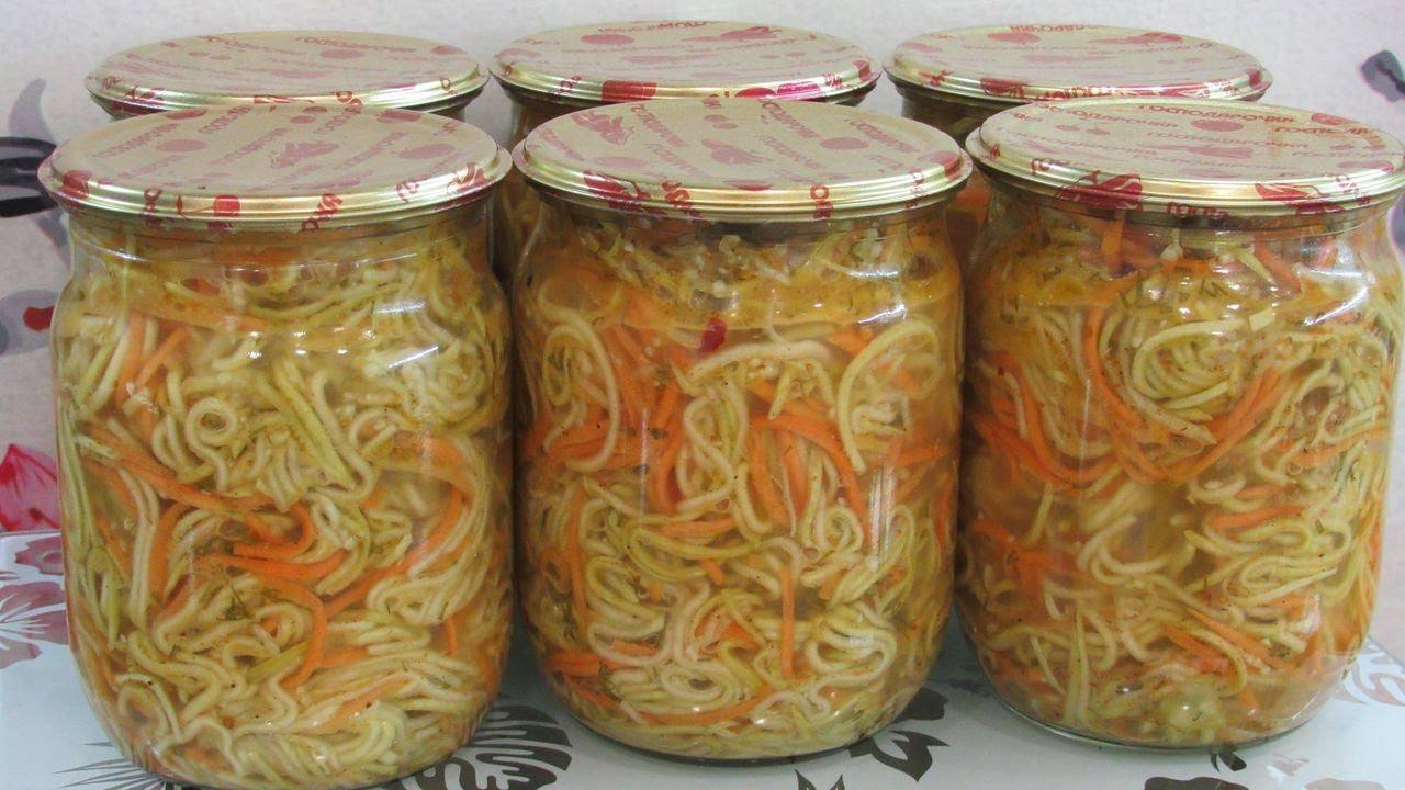 Господині поділилися простим рецептом кабачків по-корейськи у банці на зиму