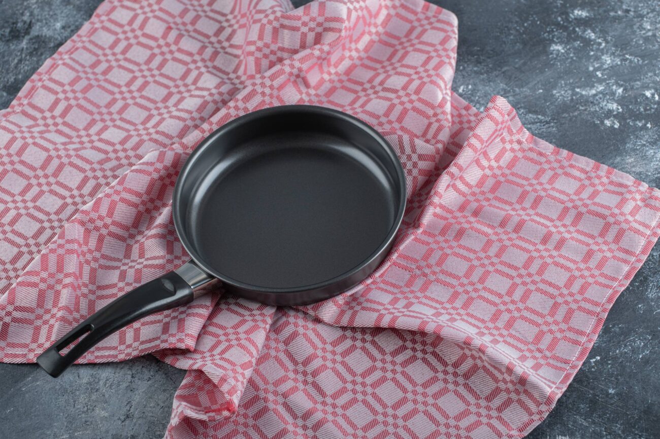 Господині розповіли, як легко відновити антипригарний шар сковорідки