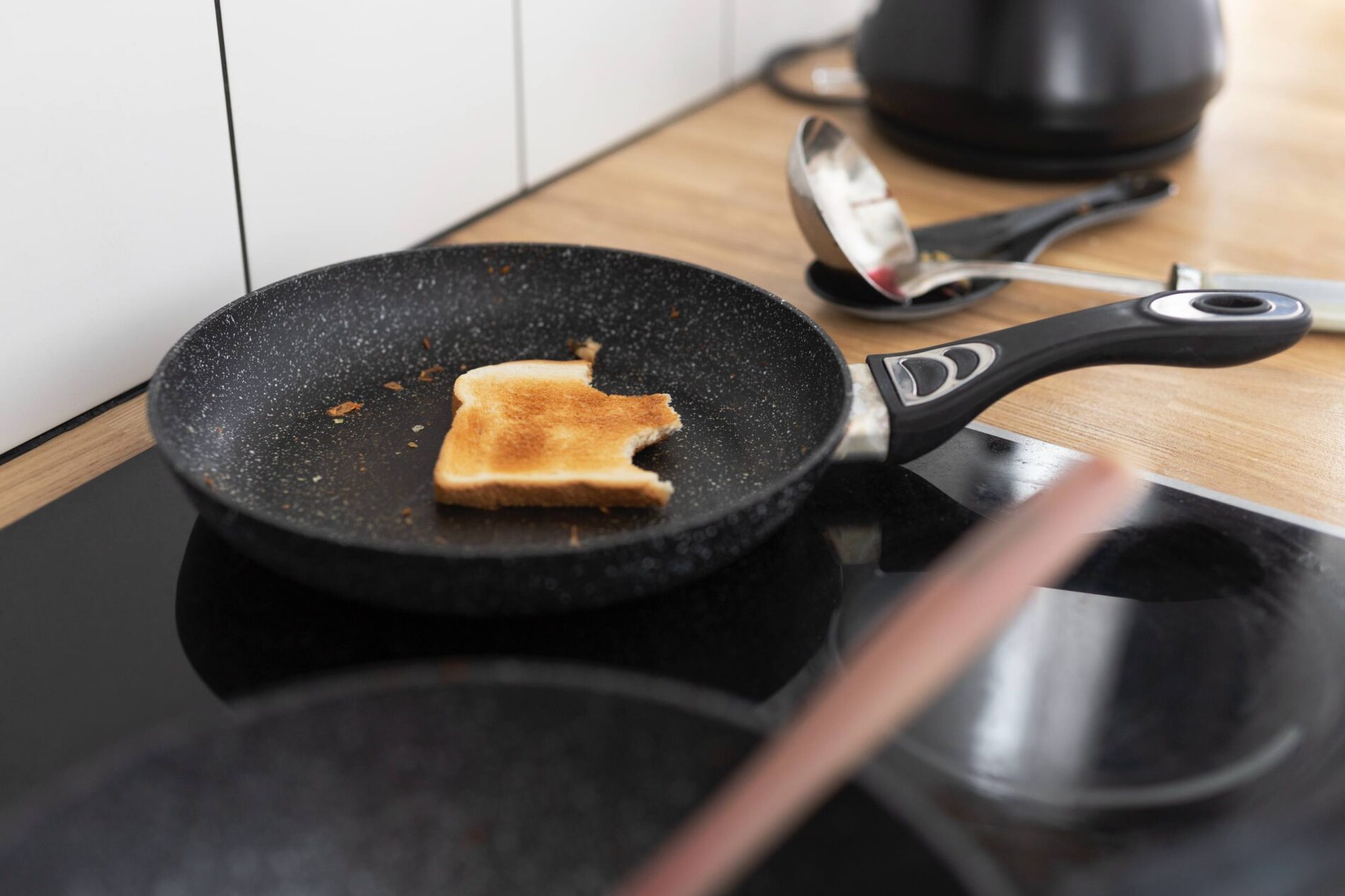 Господині розповіли, як легко відновити антипригарний шар сковорідки