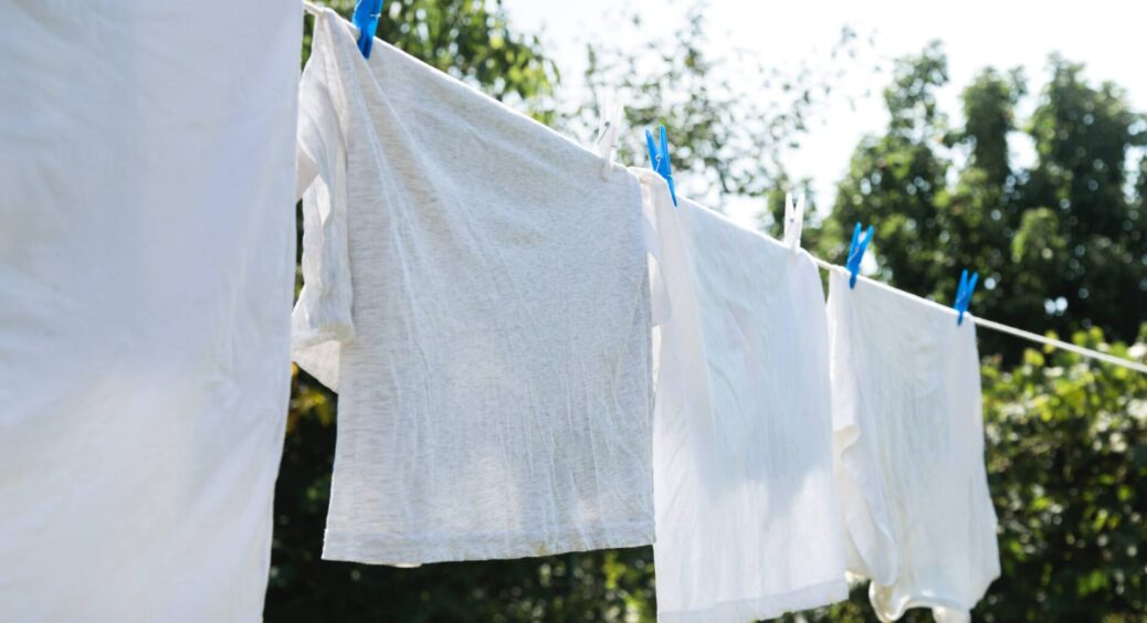 1 склянка під час прання – і речі сяють кришталевою чистотою: кума-прачка завжди замішує цю копійчану штучку 