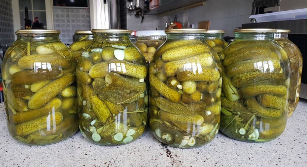 Мариную огірки на зиму за 20 хв: банки не “здуваються”, а зеленці – хрумтять, аж на вулиці чутно 