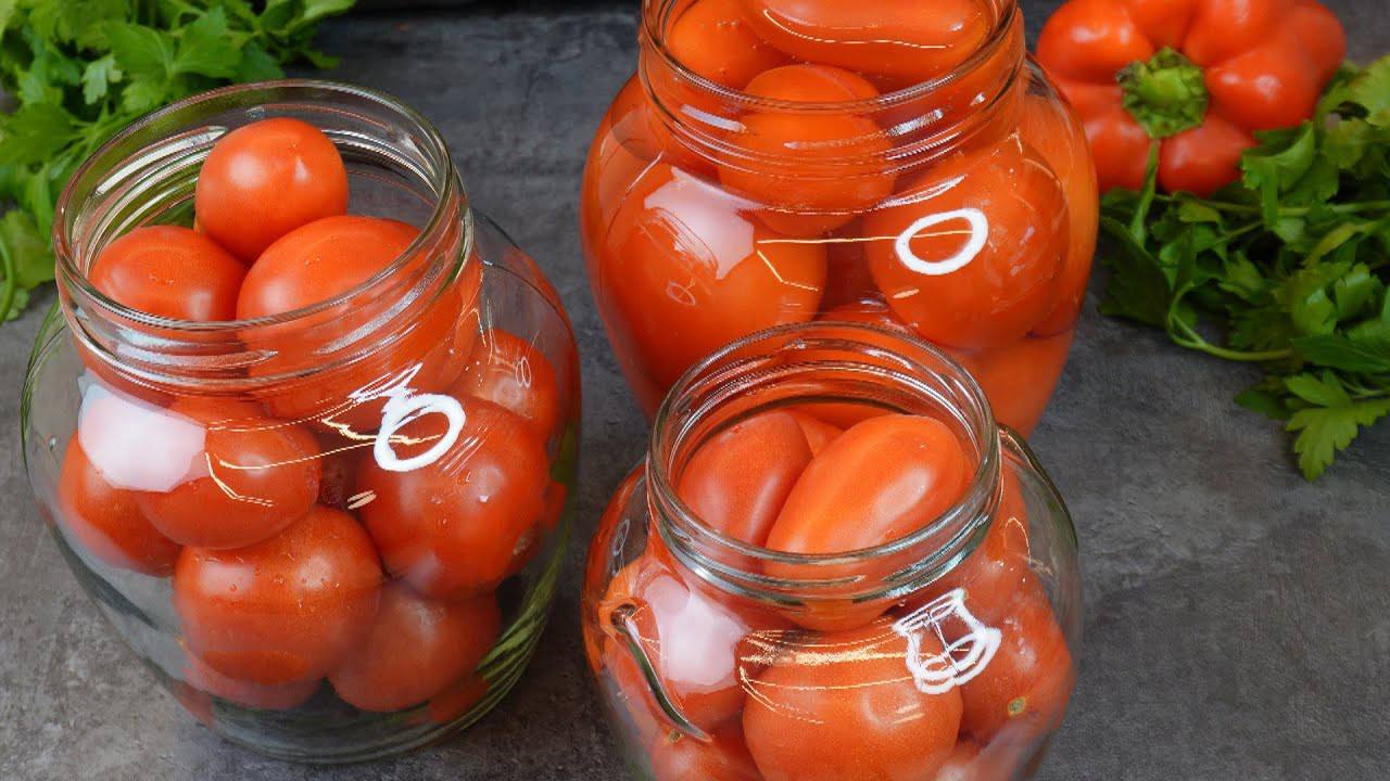 Господині поділилися рецептом домашніх солоних помідорів
