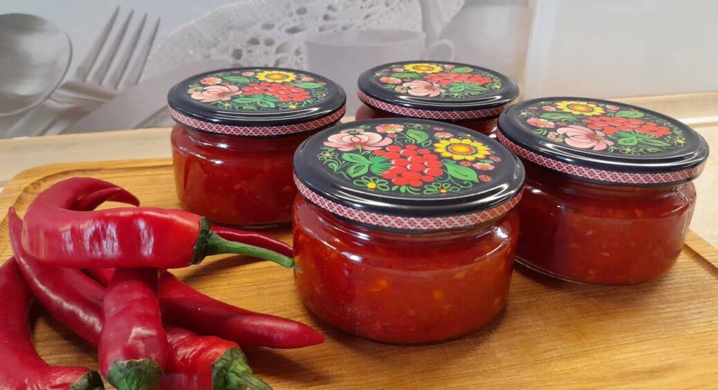 Минулого літа зварила 5 банок цього соусу чисто на пробу – а тепер роблю по 20, бо всі просять пригостити 