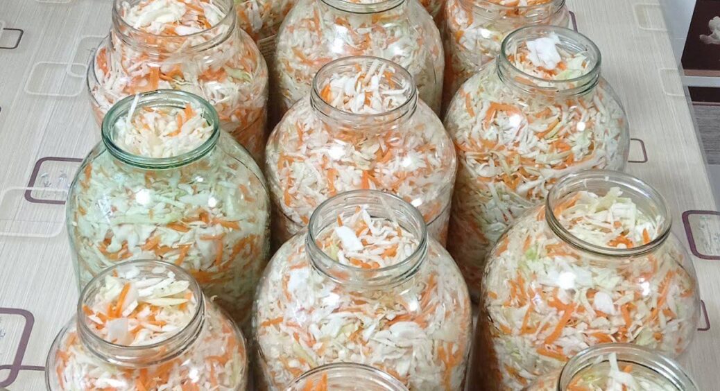Квашу капусту виключно за рецептом моєї 81-річної бабусі: на 3-літрову банку солі та цукру кладу тільки так 