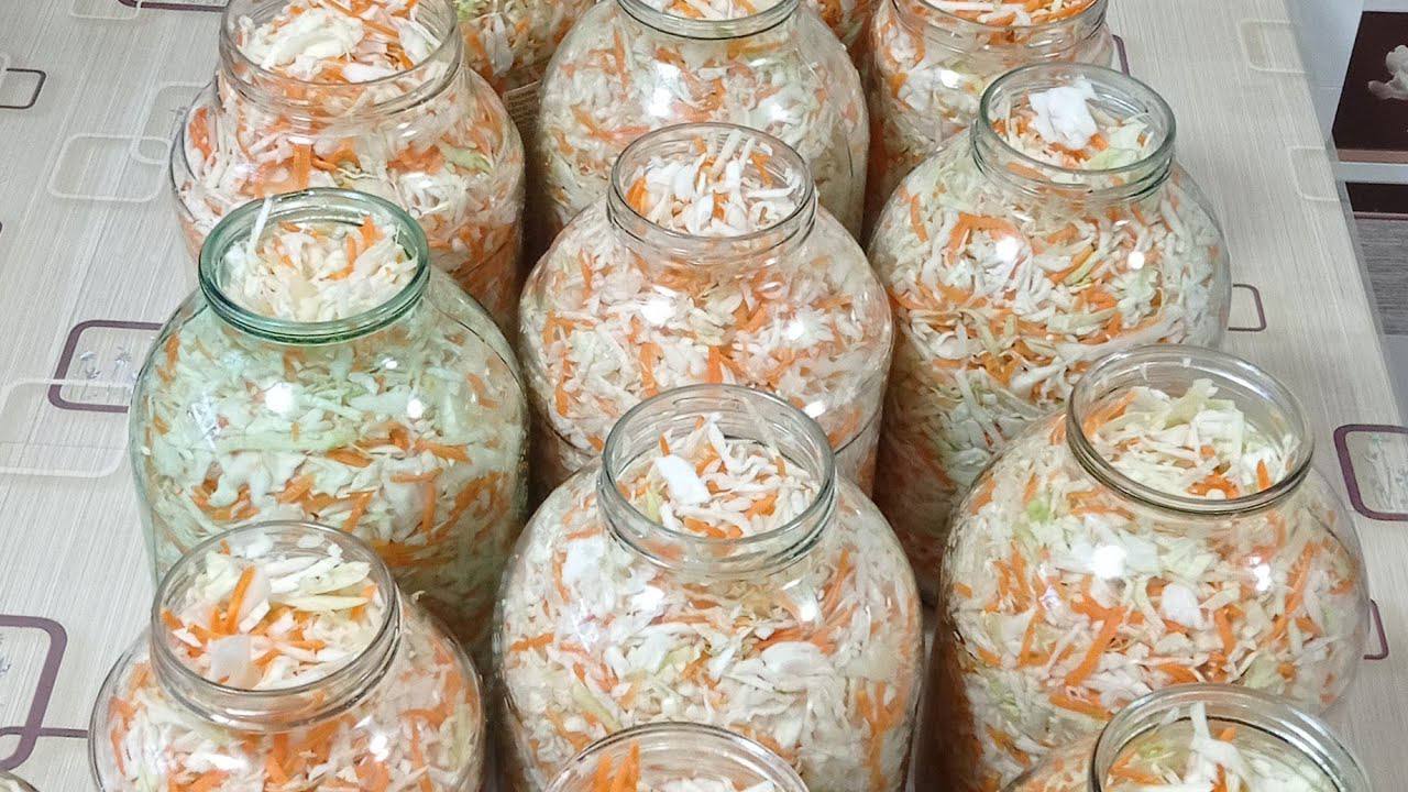 Кулінари розповіли, як уникнути появи плісняви під час квашення капусти