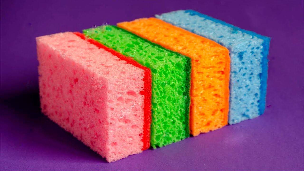 Господині розповіли, чому губки для миття посуду мають різний колір