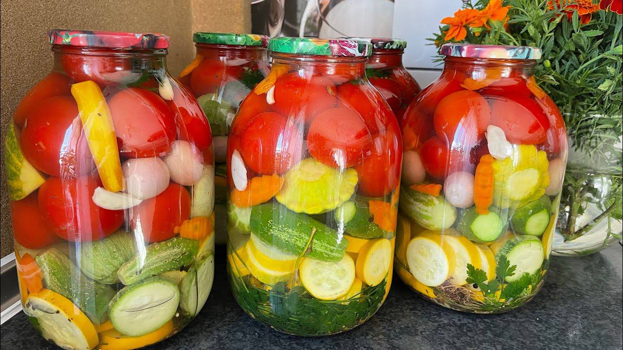 Господині розповіли, як приготувати асорті з овочів із пряним маринадом на зиму