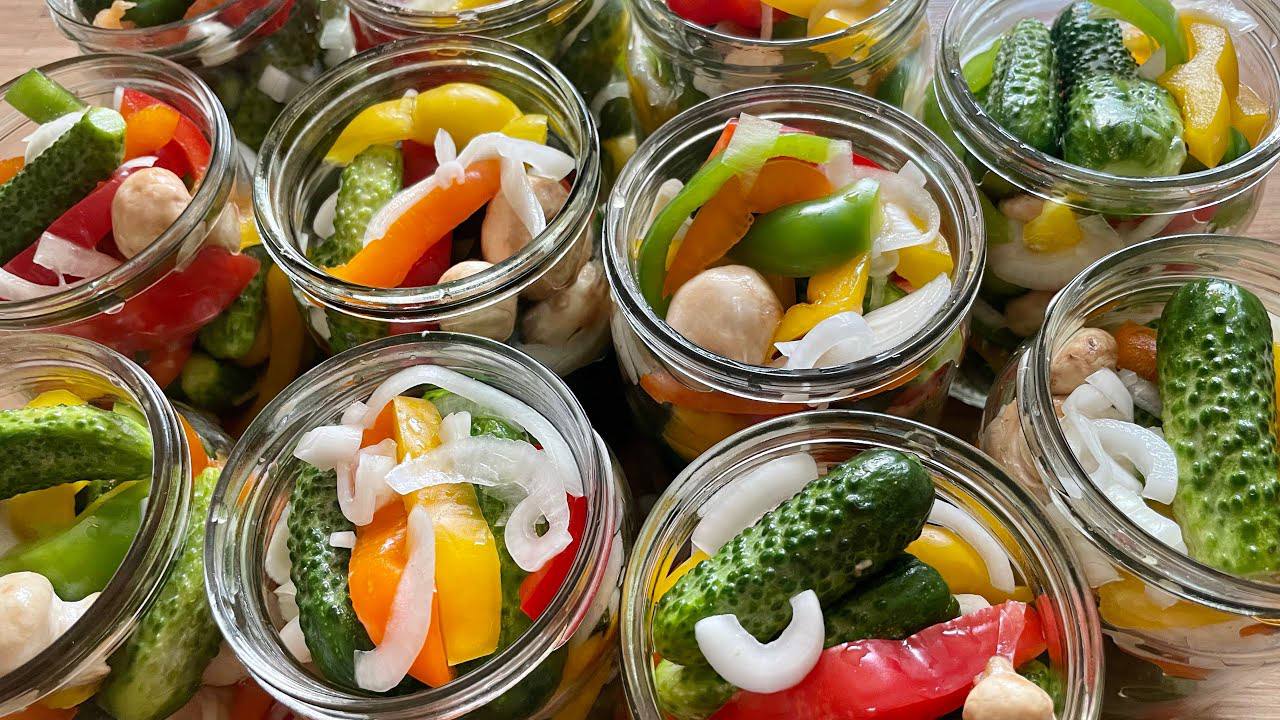 Господині розповіли, як приготувати асорті з овочів із пряним маринадом на зиму