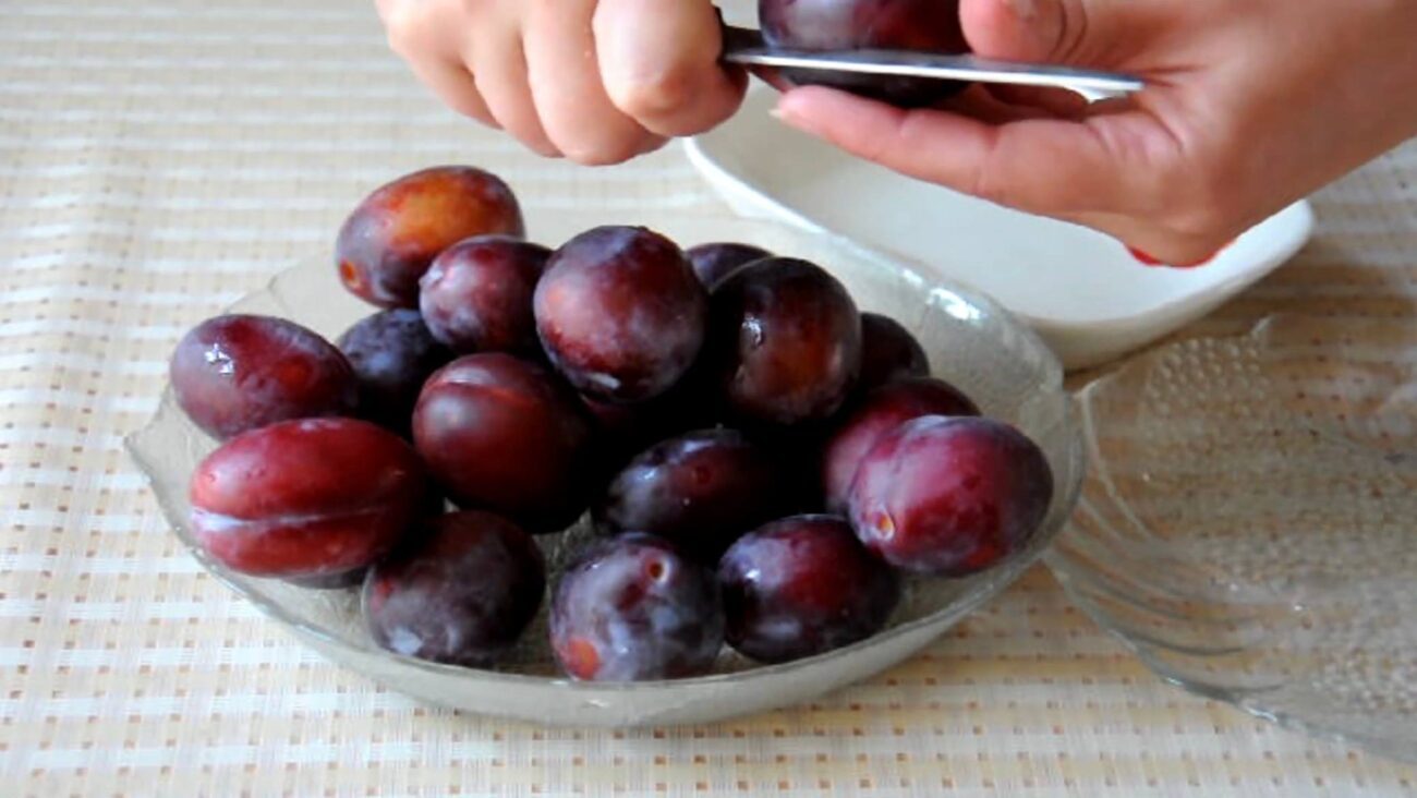 Кулінари розповіли, як приготувати сливовий пиріг із листкового тіста за 20 хв