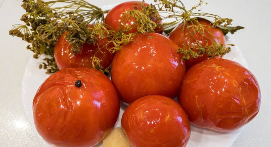 1 миска помідорів і 2 ложки солі: найпростіші квашені томати без оцту, готові до куштування за 3 доби 