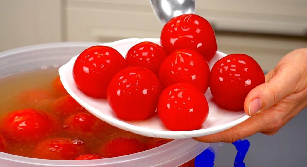 Домашні квашені помідори “від бабусі”: простий рецепт, перевірений часом – на 3-літрову банку 4 інгредієнти 