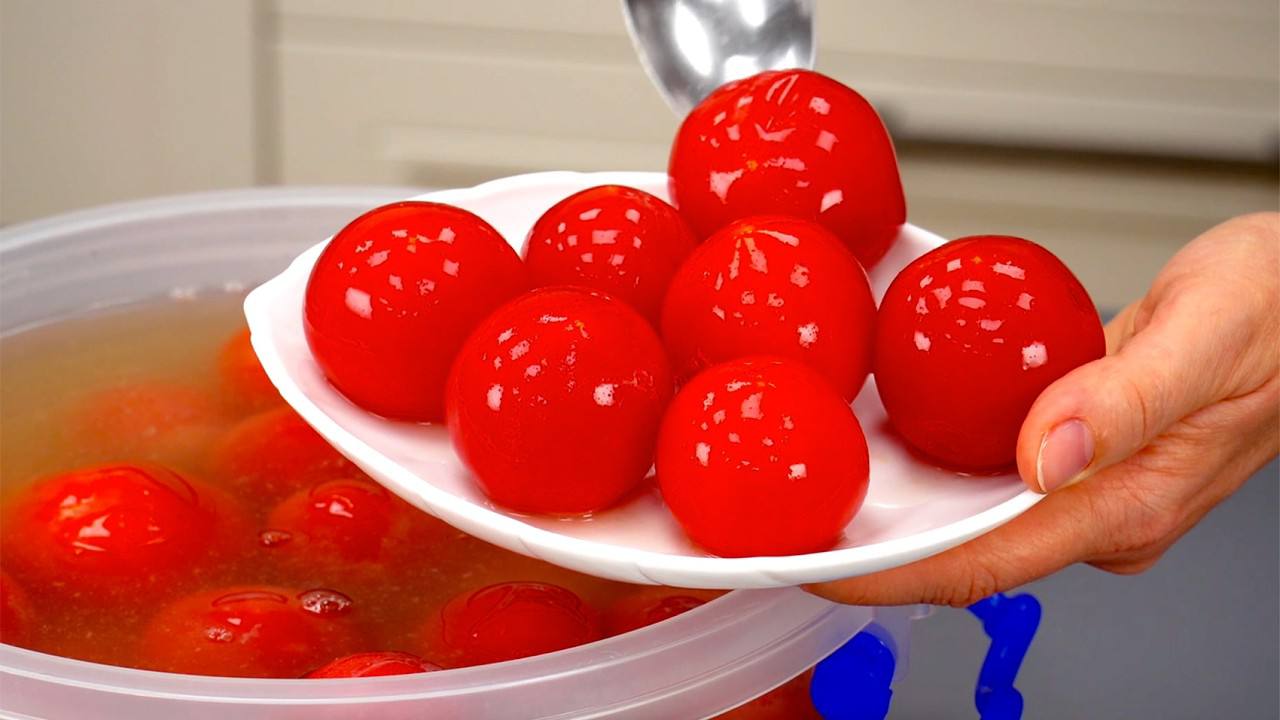 Господині назвали смачний рецепт квашених помідорів 