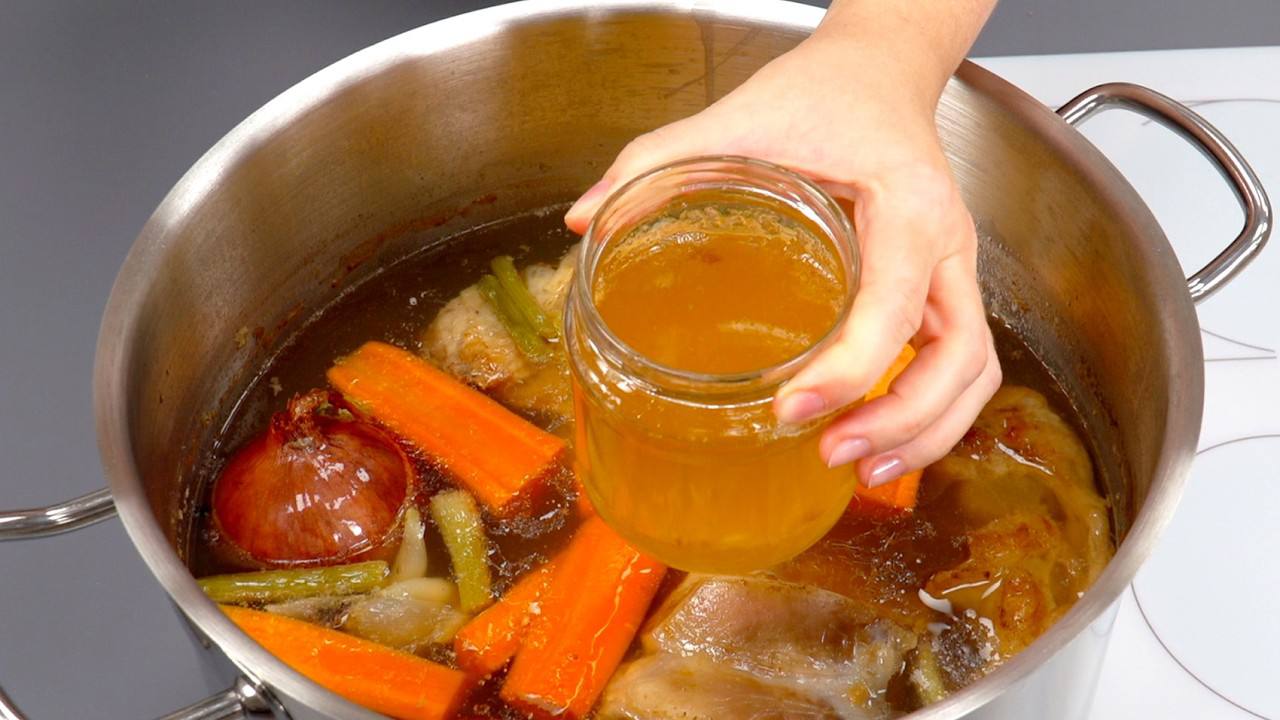 Кулінари розповіли, як приготувати смачний бульйон із кісток запеченої птиці