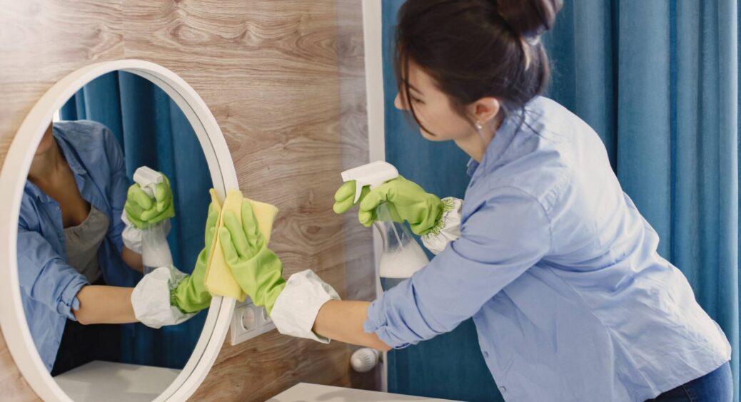 Скляні поверхні сяятимуть, ніби після клінінгу за 5 тис грн: 1 засіб з кухні + вода – і результат вражає 