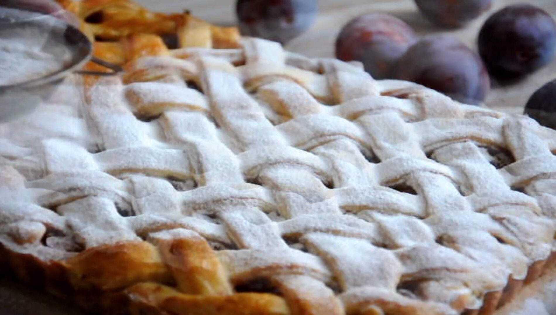 Кулінари розповіли, як приготувати сливовий пиріг із листкового тіста за 20 хв