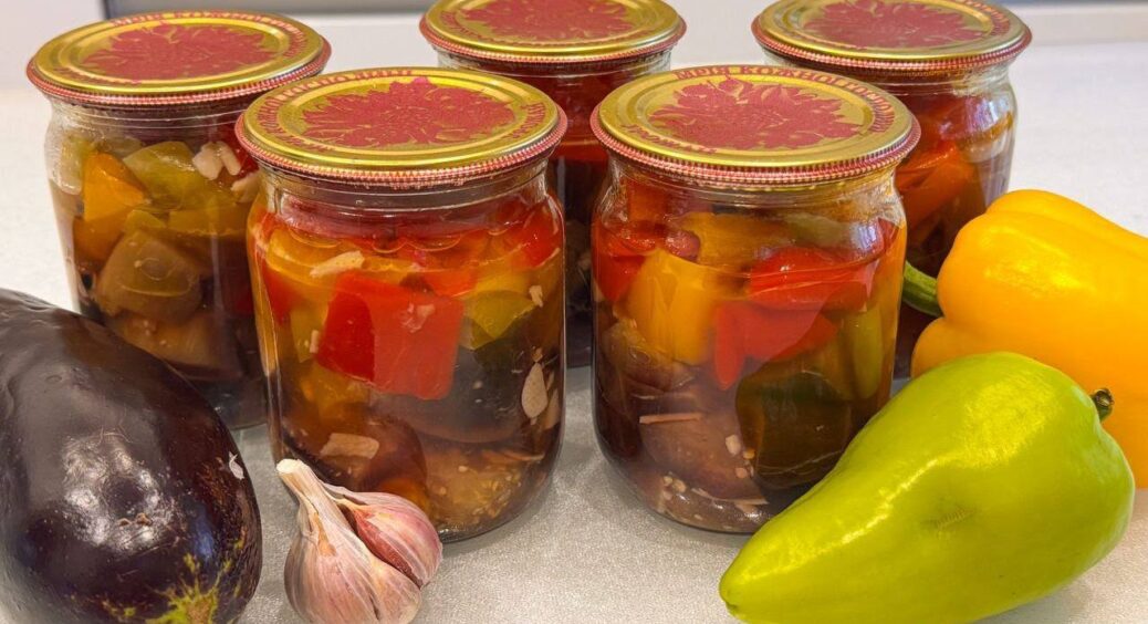 Неймовірно смачні баклажани на зиму: готую тільки їх – нам і 100 банок замало. Перевірений рецепт! 