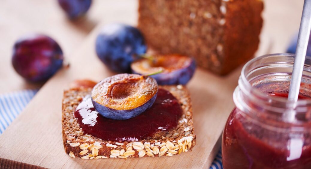 Сливи на повидло запікаю 40 хвилин при 180: з дека випаровується 30% вологи, і цукру потрібно в 2 рази менше 