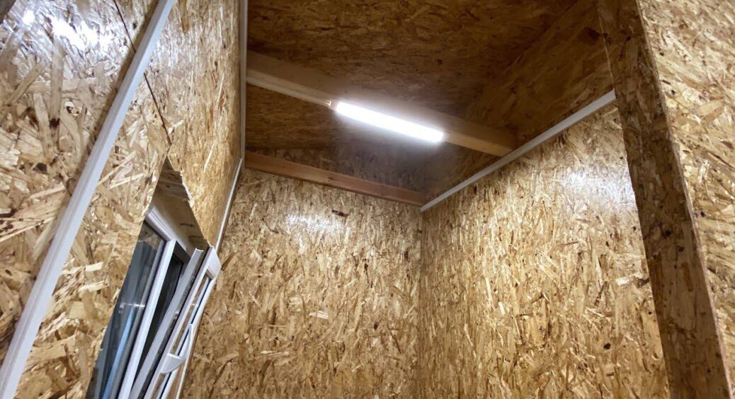 Сусід-будівельник показав 1 лайфхак, як позбутися їдкого “аромату” OSB-листів: дійсно працює, і працює добре 