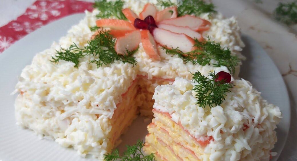 Мама бере крабові палички та розгортає їх в пласт: як же смачно виходить! Геніальний рецепт салату до свята 