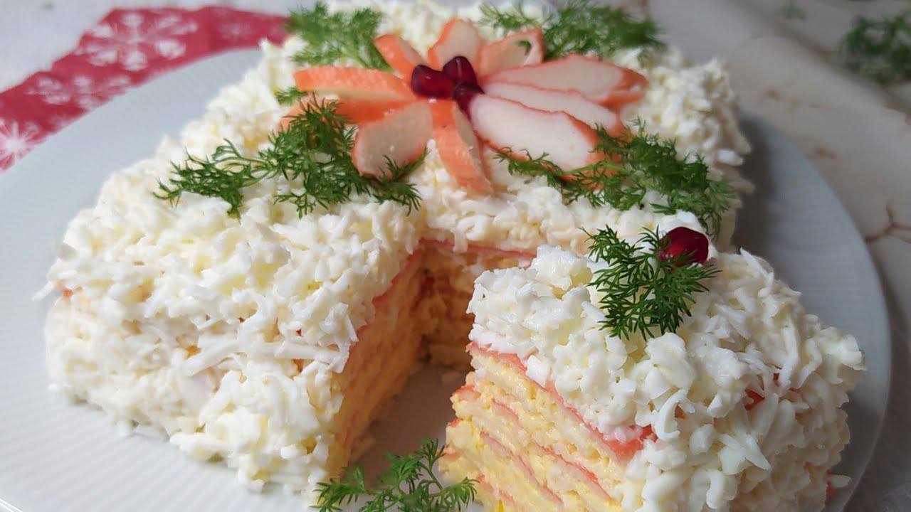 Кулінари розповіли, як приготувати закусочний торт-салат з крабовими паличками