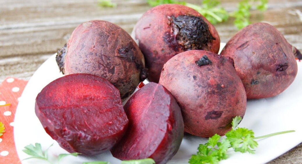 Протестувала 3 способи приготувати буряк без втрати кольору: вибрала для себе не в каструлі, і не в духовці 