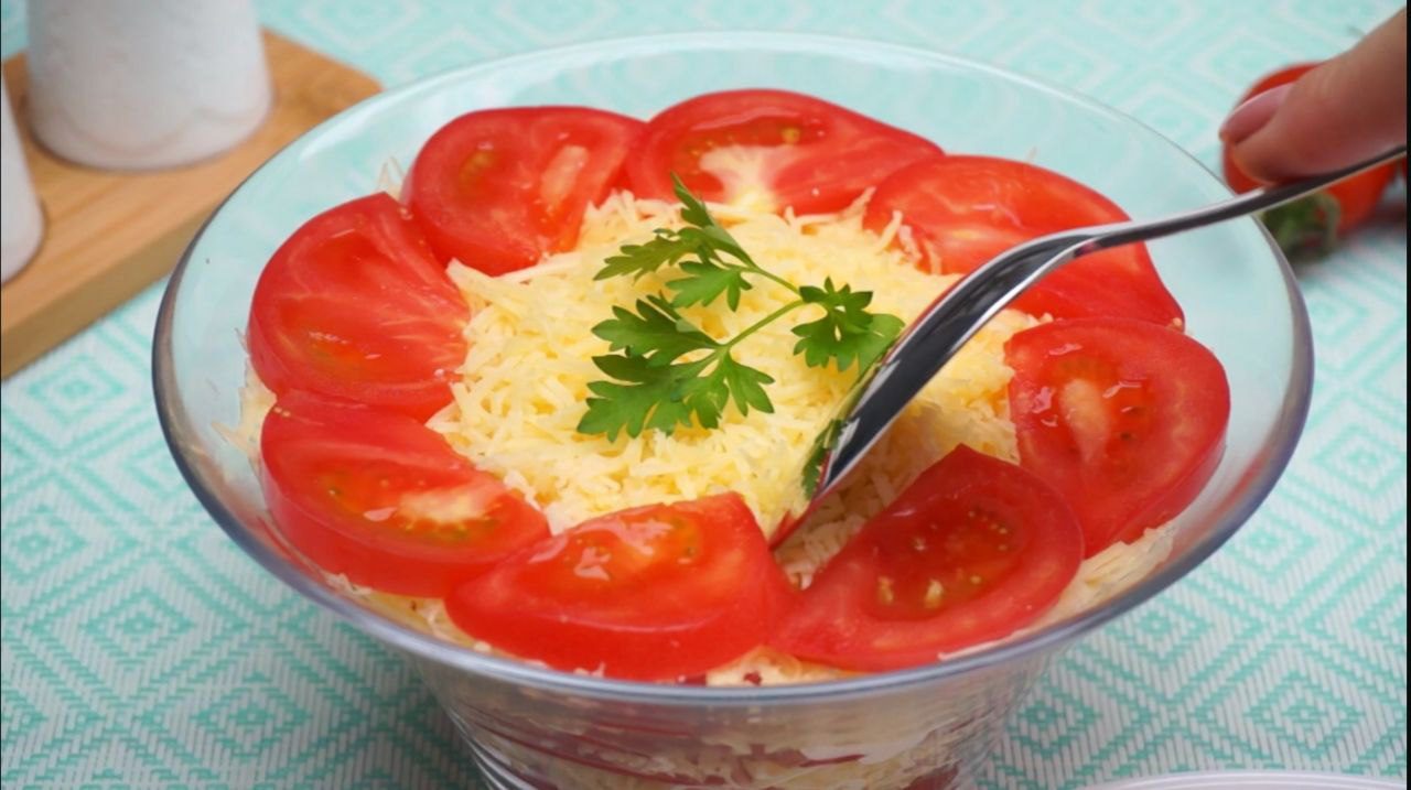 Кулінари розповіли, як приготувати смачний салат з помідорами за 10 хвилин