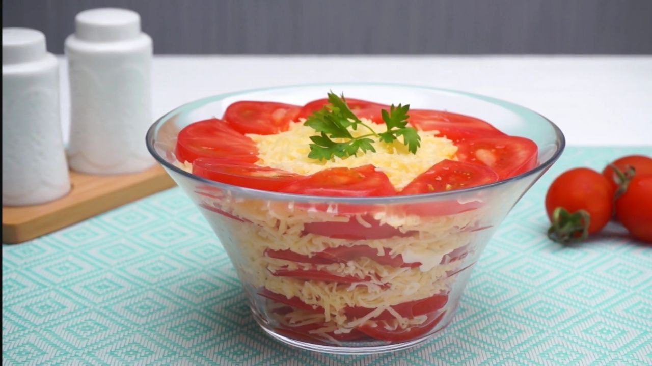 Кулінари розповіли, як приготувати смачний салат з помідорами за 10 хвилин