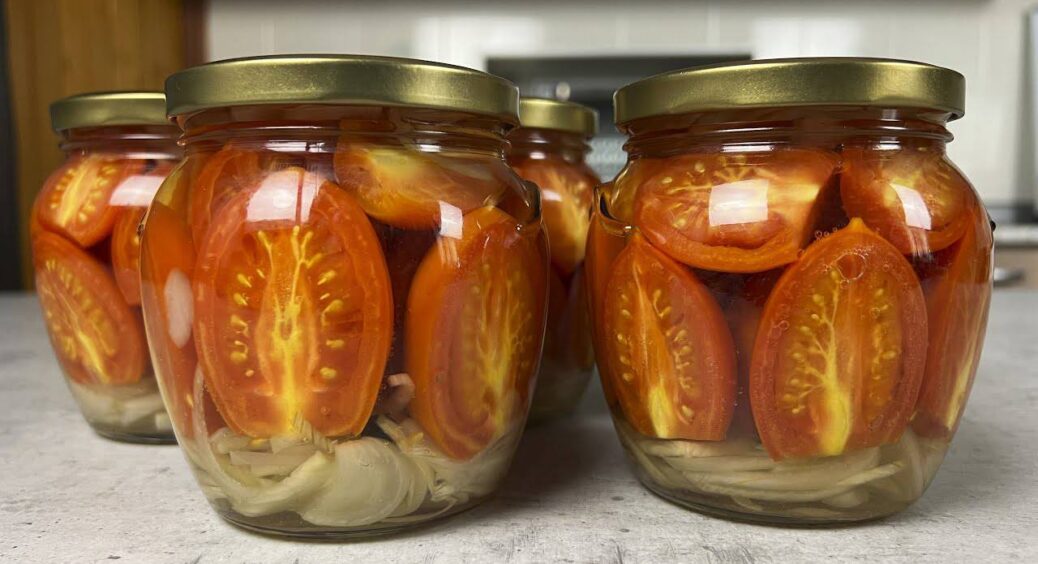 Про них “гуде” увесь базар! Смачні та дуже соковиті мариновані помідори по-фінськи – і 100 банок буде замало 