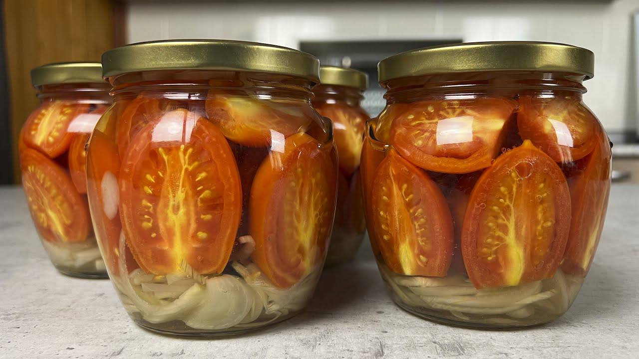 Господині розповіли, як приготувати смачні та ароматні помідори на зиму в окропі