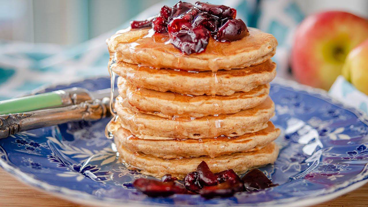 Кулінари розповіли, як приготувати вівсяні панкейки з грушею та корицею