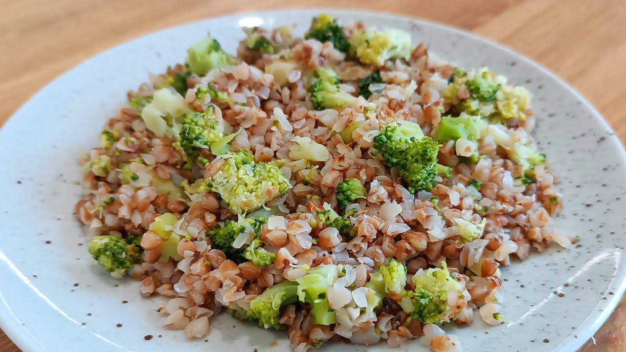 Кулінари розповіли, як приготувати гречку з броколі, зеленою квасолею і кунжутом
