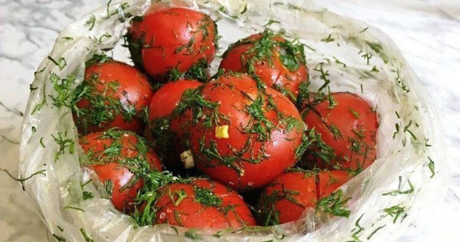Господині назвали рецепт смачний малосольних помідорів