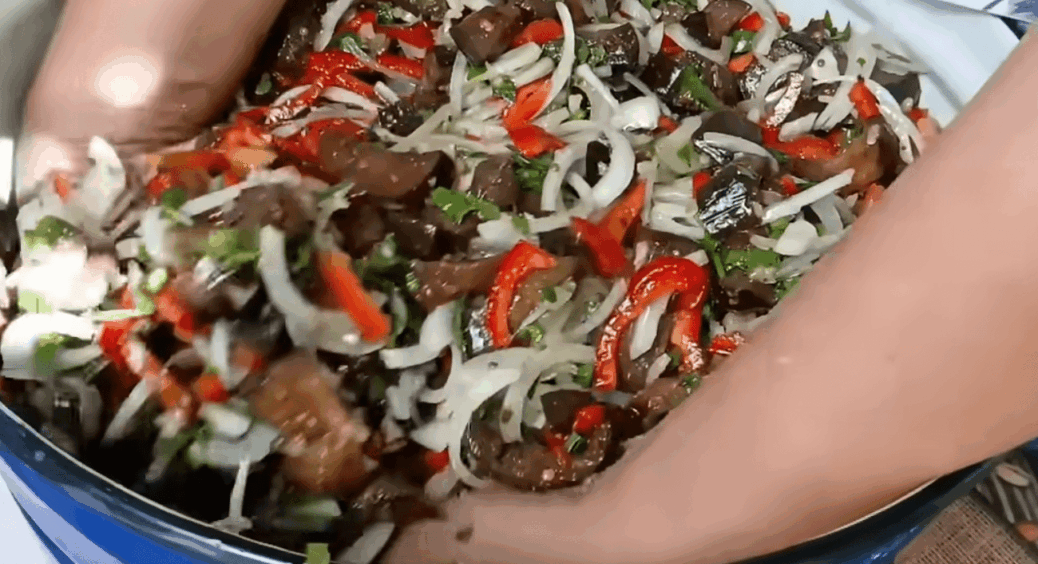 Настільки класний салат з синеньких, що я не встигаю його закрити в банках на зиму: з’їдається за 5 хвилин 