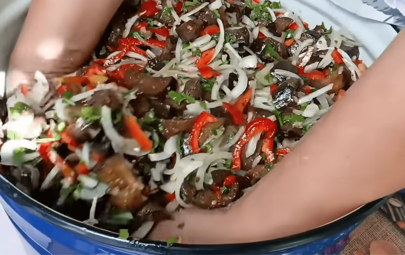 Кулінари поділилися рецептом консервованого салату з баклажанів