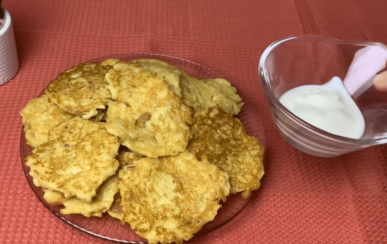 Кондитери розповіли, як приготувати домашній десерт з яблук та манки