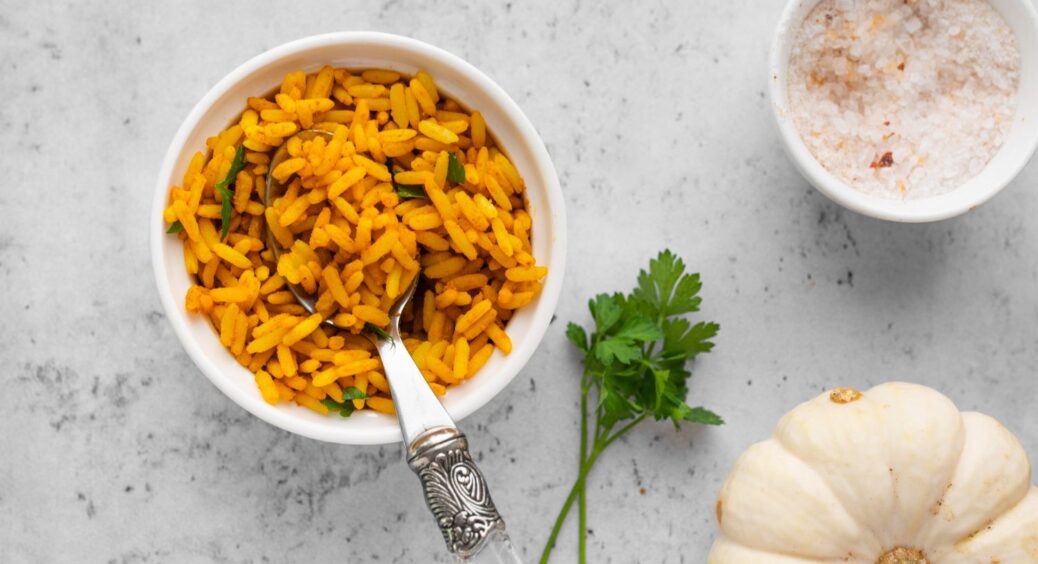 Бабуся навчила класти в рис “золоту дрібку”: каша виходить розсипчастіша, ніж сира крупа – це 100 зі 100 