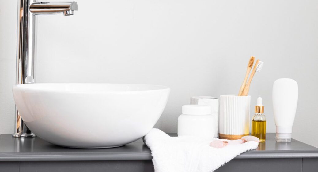 У ванній кімнаті чорна цвіль та аромат вогкості 24/7: поставила 1 мисочку із “цим” – і виправила ситуацію 