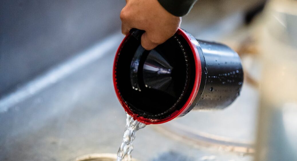 Через ці 3 помилки сантехнік у хаті – частий гість: 99% господинь не знають, що не можна виливати у раковину 