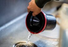 Через ці 3 помилки сантехнік у хаті – частий гість: 99% господинь не знають, що не можна виливати у раковину Експерти розповіли, що не можна виливати у раковину