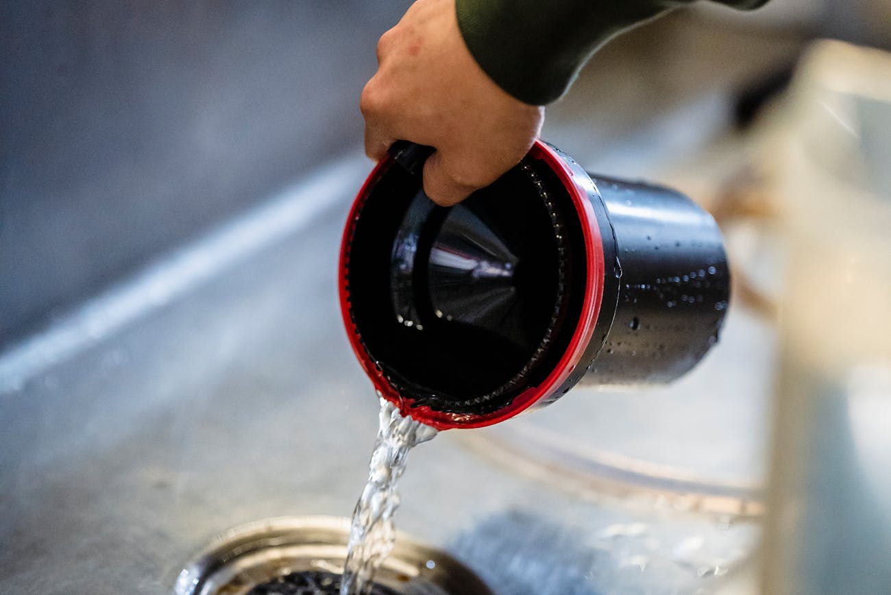 Експерти розповіли, що не можна виливати у раковину