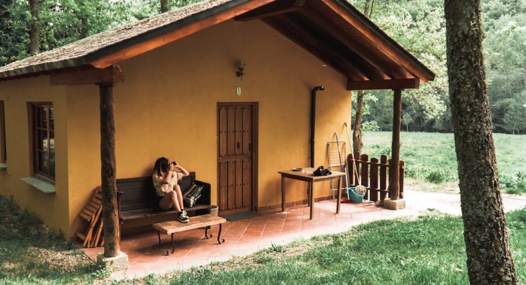 Обдивилась ділянку і схопилась за голову — як все захаращено: 4 звички дачниці, які перетворили все на хаос 