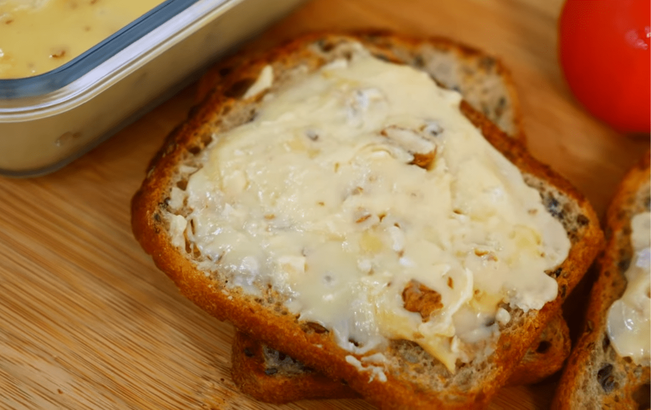 Кулінари розповіли, як приготувати домашній плавлений сир