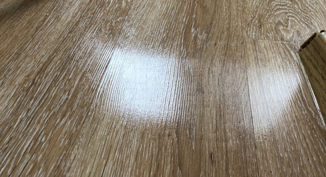 Додаю 2 краплі у воду для миття підлоги – аромат свіжості тримається 3 дні, а пил не осідає взагалі 