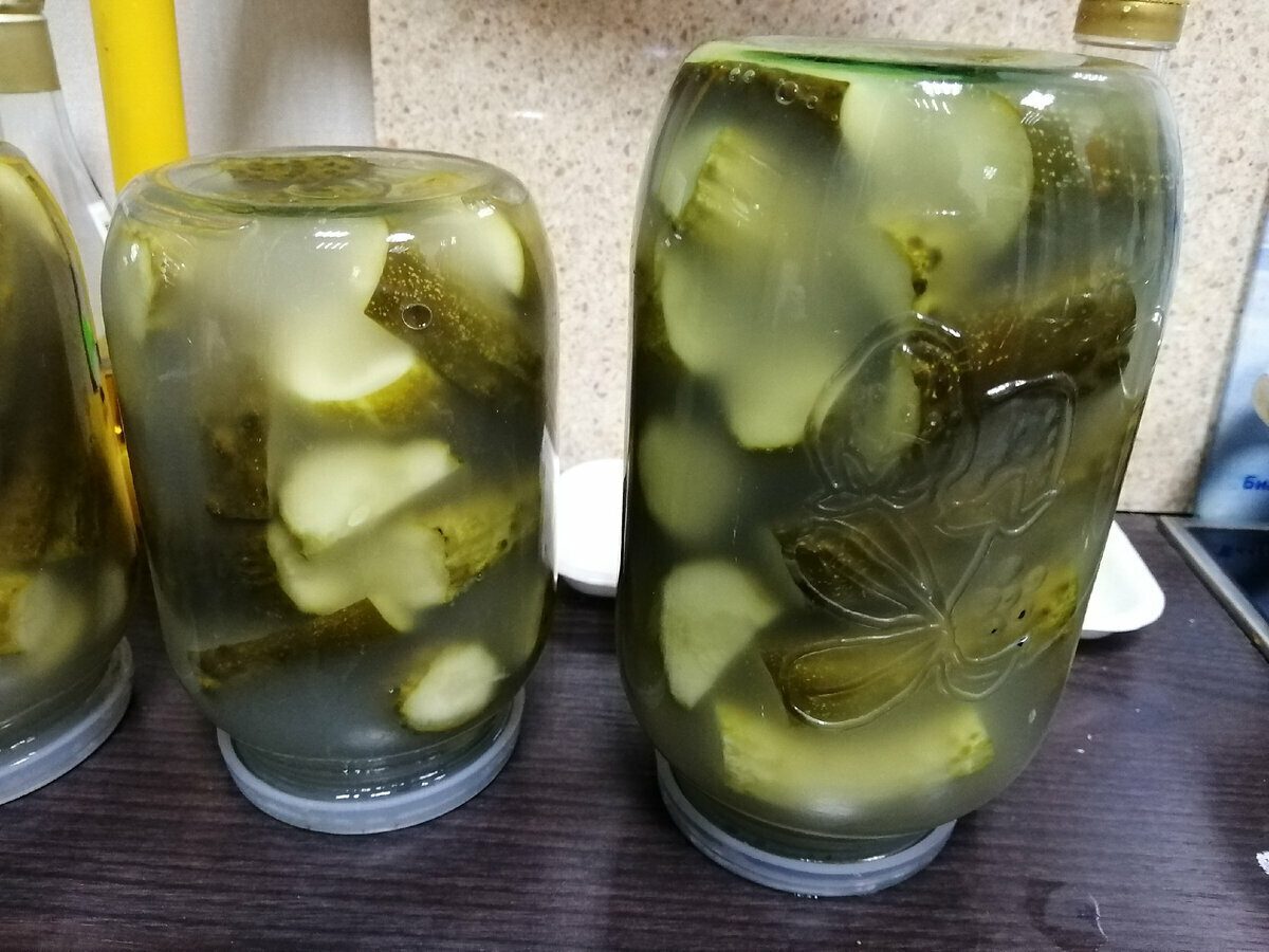 Кулінари розповіли, як приготувати консервацію на зиму з перерослих огірків – простий рецепт