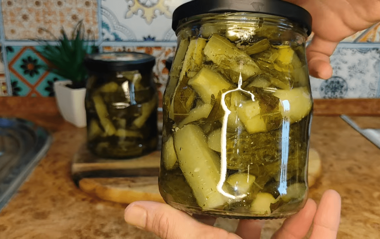 Кулінари поділилися рецептом консервованих огірків без стерилізації 