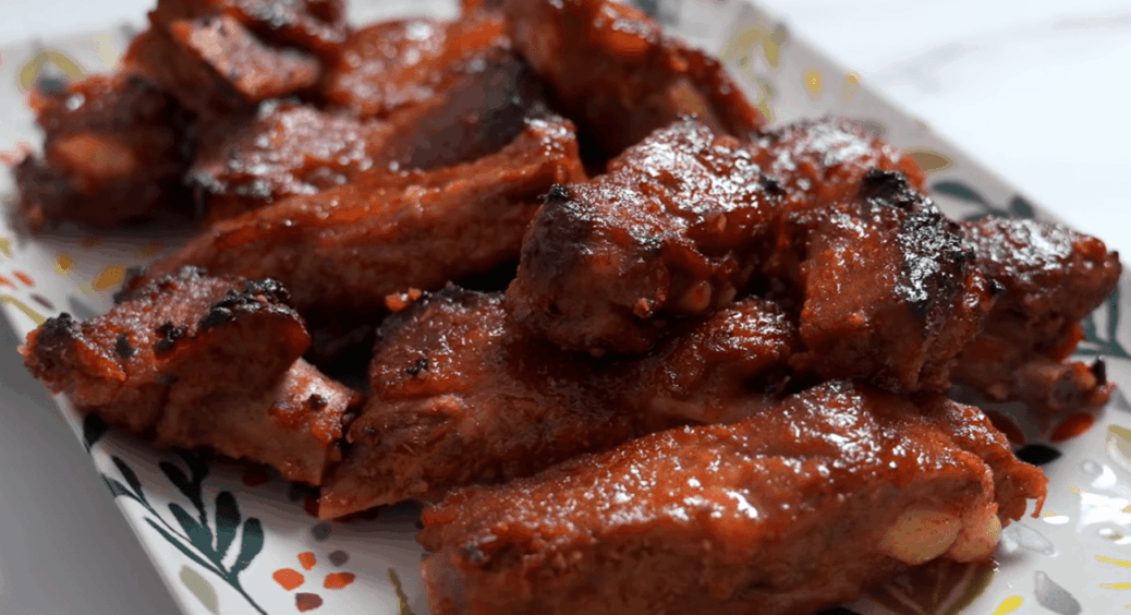 Запікаю реберця без маринаду і без жиру: кладу 1 продукт зверху, і м’ясо соковите, ніби тушкувалося годинами 