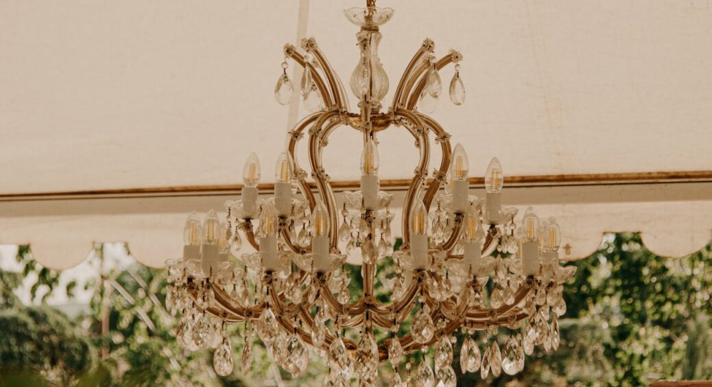 Люстри сяють, як у фільмах, а я навіть ганчірку рідше беру — все завдяки 1 способу: відкриваю дієвий секрет 