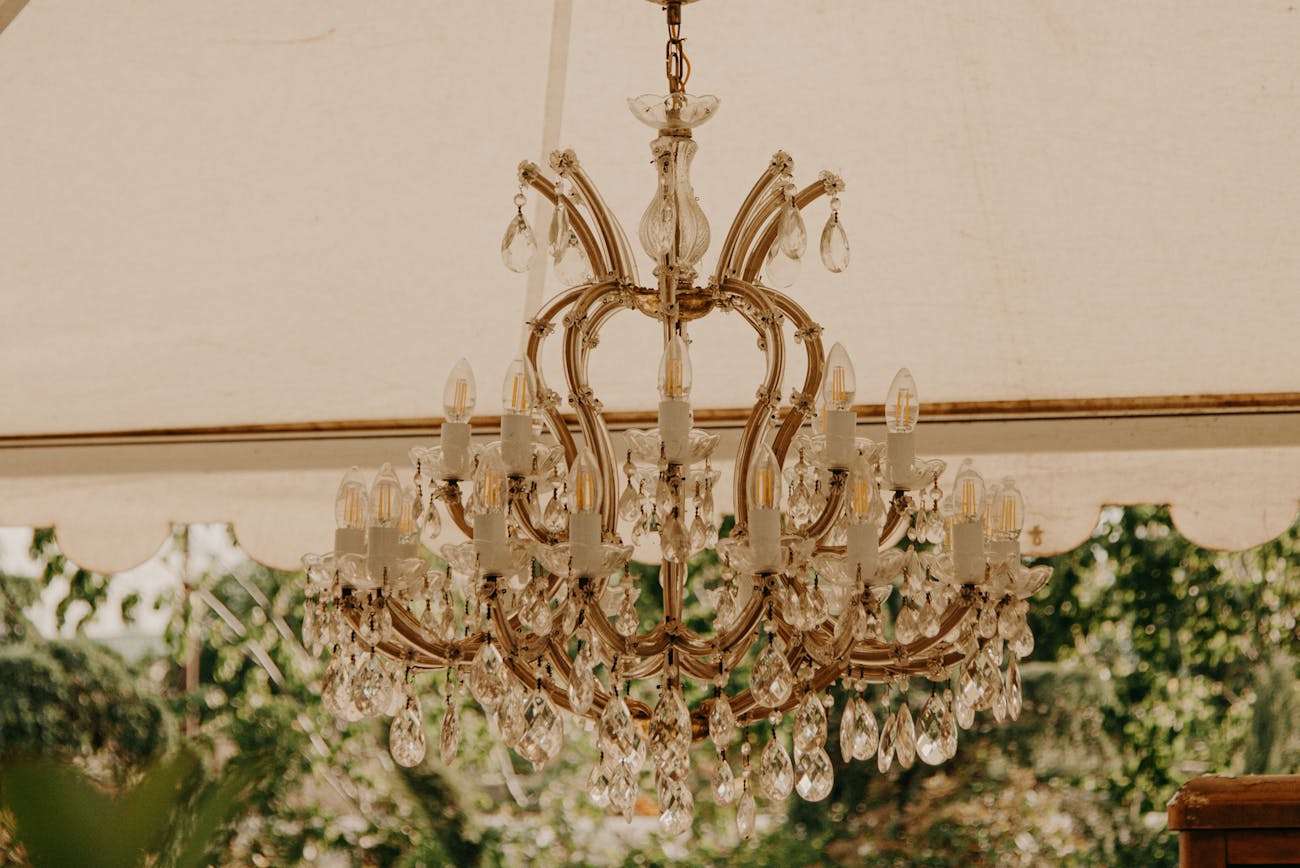 Господині відкрили секрет тримати люстри в чистоті